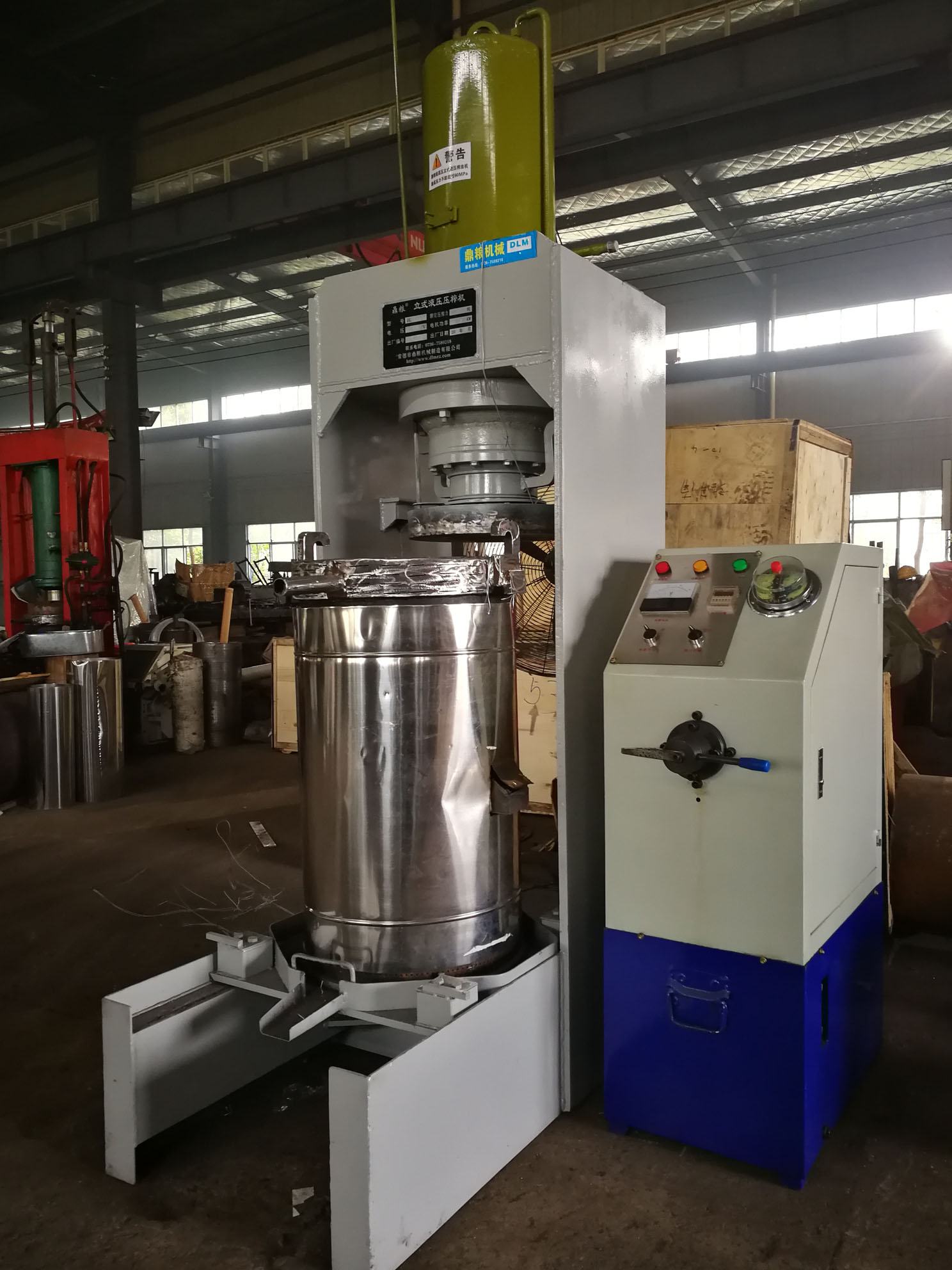 不銹鋼超高壓立式液壓壓榨機(jī)，果汁壓榨機(jī)，果渣壓榨機(jī)，藥材壓榨，油渣處理，白土壓榨